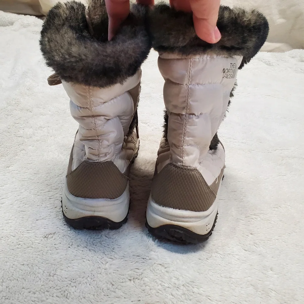 The North Face Ivory Grey Fuzzy Snow‎ Boots Kids Youth Girl 5 Casual Cozy Winter